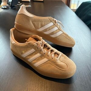 Womens Addidas Gazelle Shoe, Size 9.5